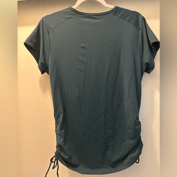 Multiple like-new sports T-shirt - Picture 2 of 4